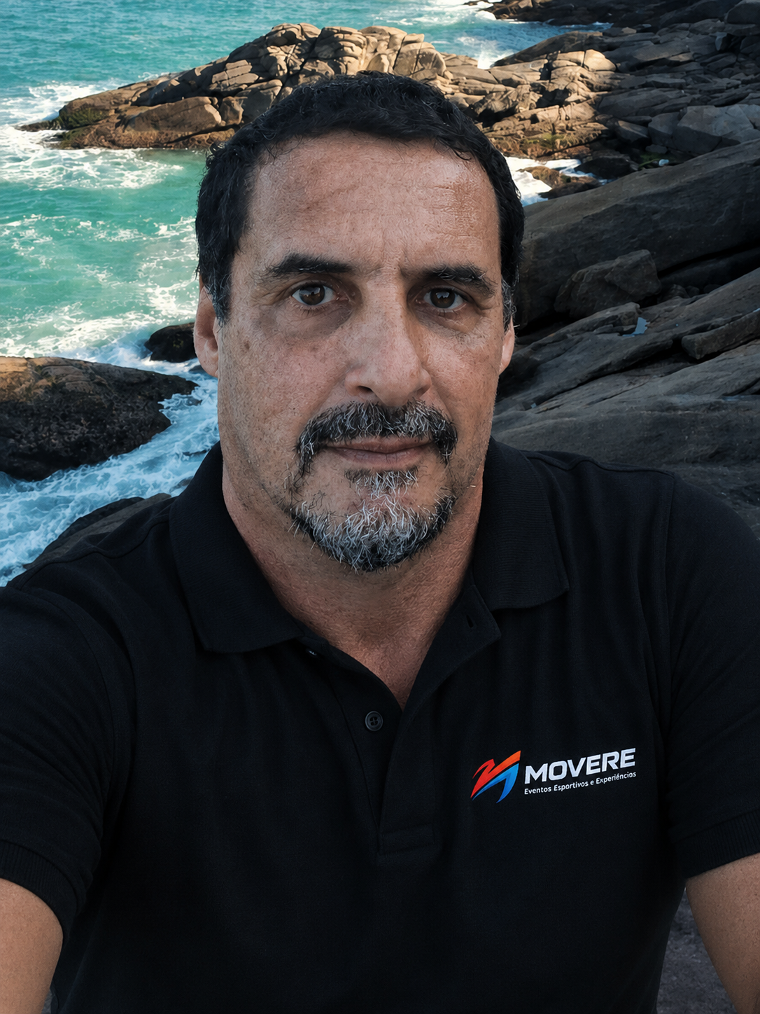 Christian Sellanes com camisa polo preta da MOVERE
